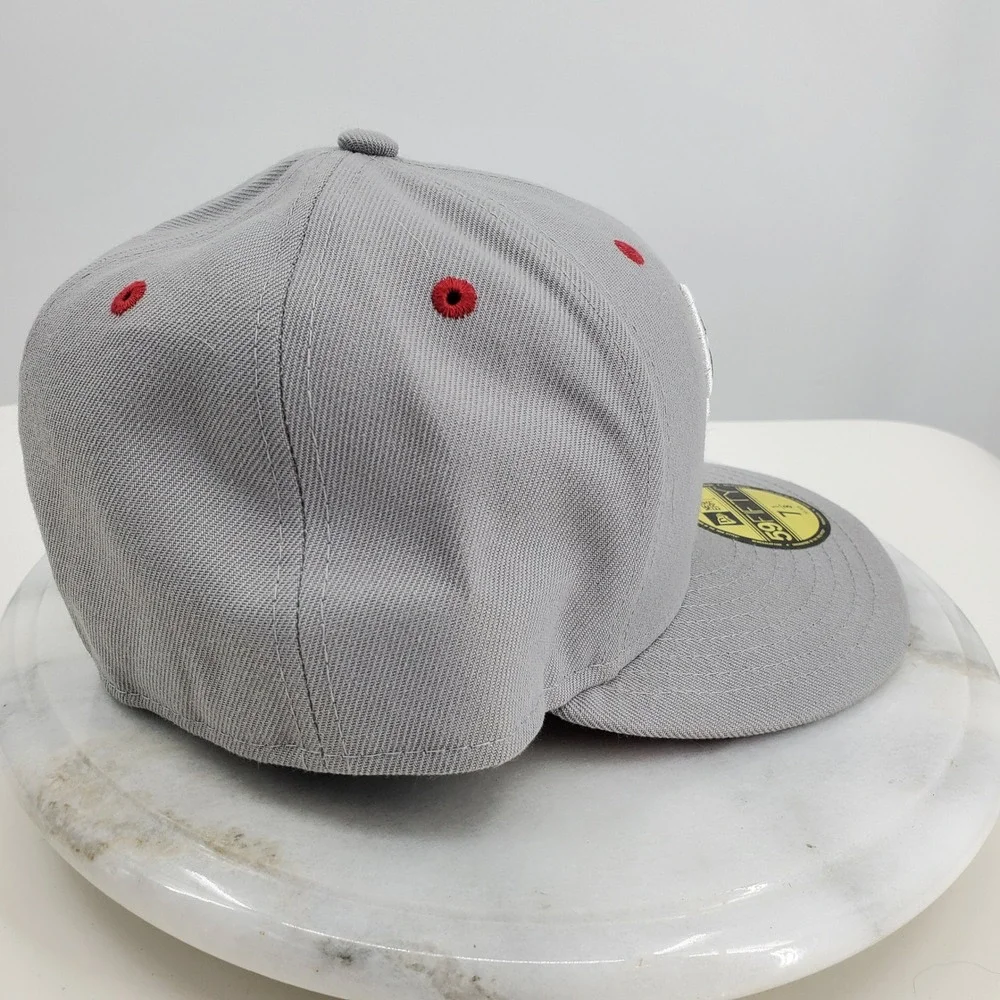 New Era 59FIFTY Chicago Bulls NBA Fitted Hat Grey Red Size 7 1/8 Flat Brim Cap